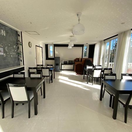 Petit Hotel Melon Furano Bagian luar foto