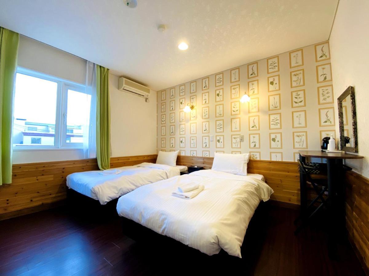 Petit Hotel Melon Furano Bagian luar foto