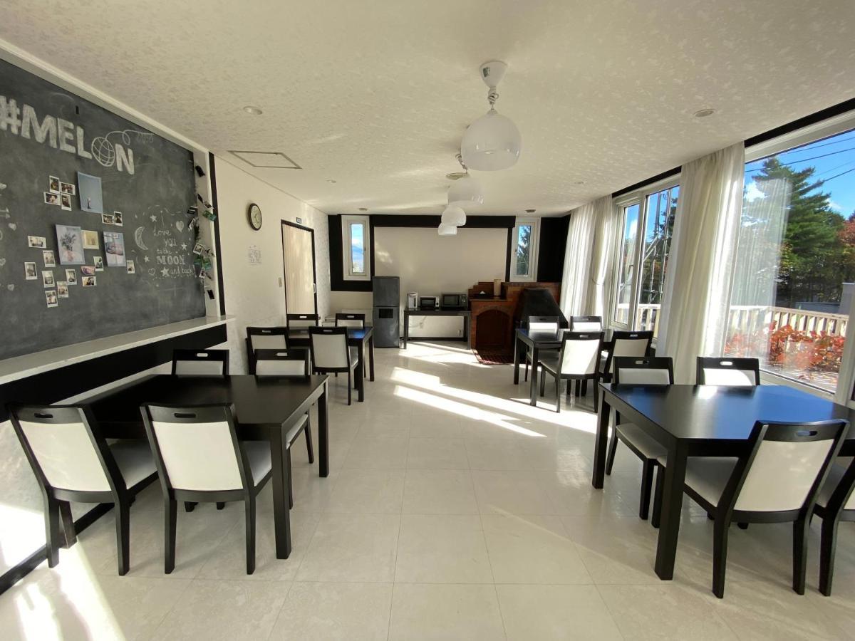Petit Hotel Melon Furano Bagian luar foto