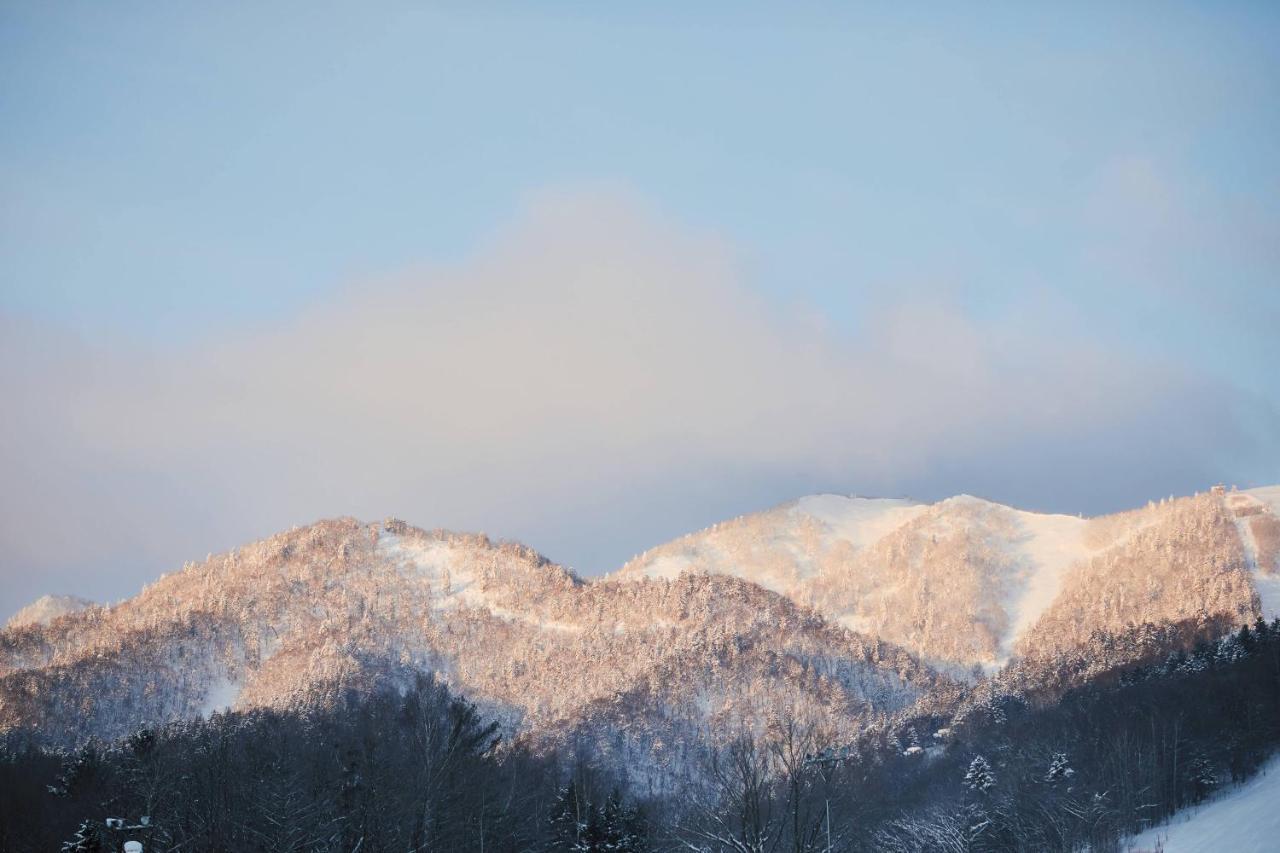 Petit Hotel Melon Furano Bagian luar foto