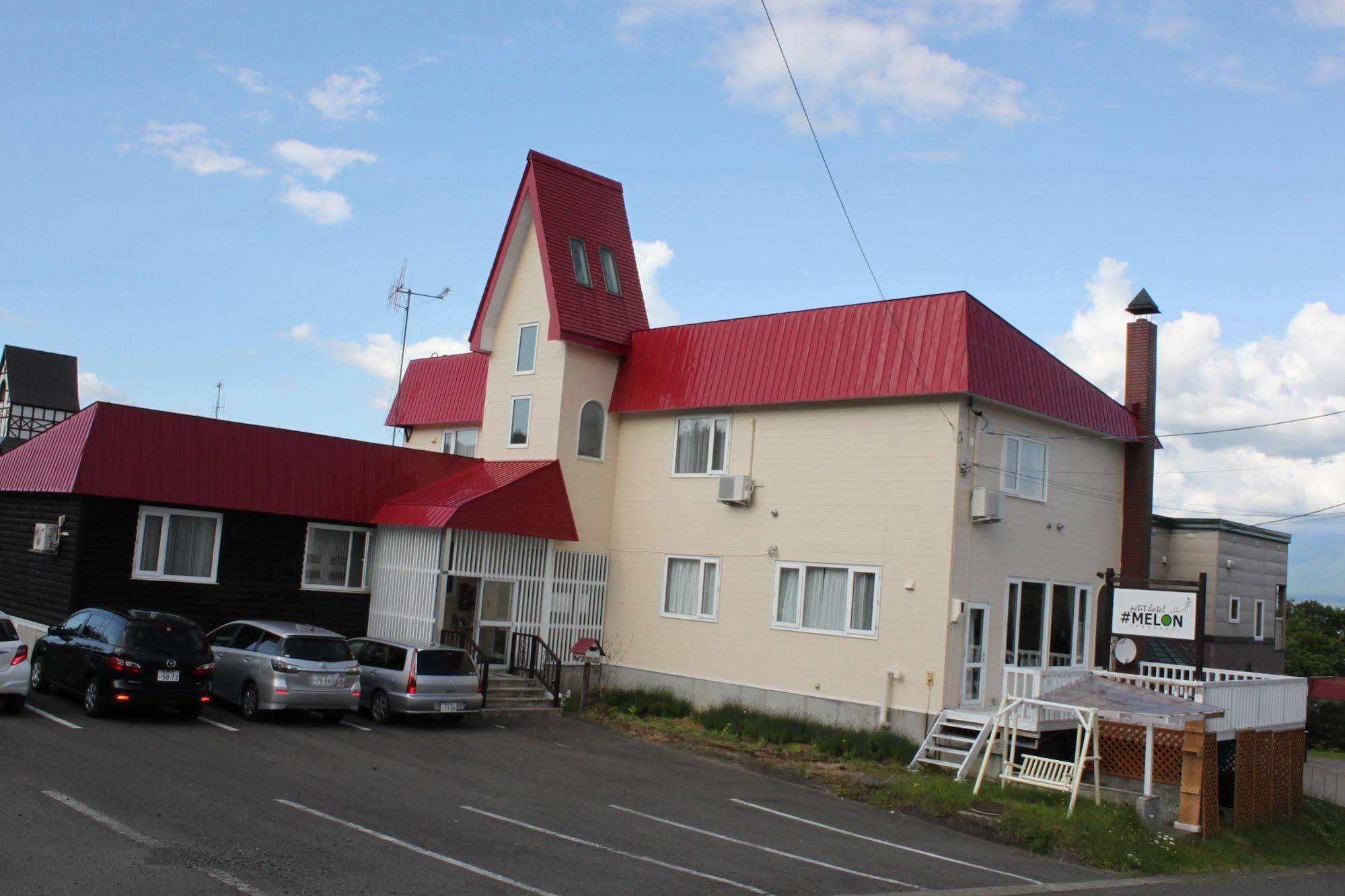 Petit Hotel Melon Furano Bagian luar foto